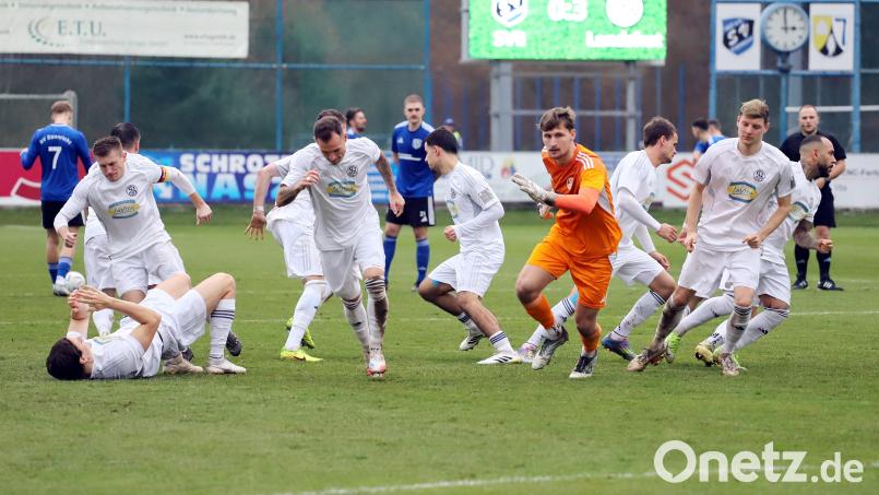 Höchste Motivation: Spieler der SpVgg pushen vor dem Anpfiff zur zweiten Halbzeit. Bild: war