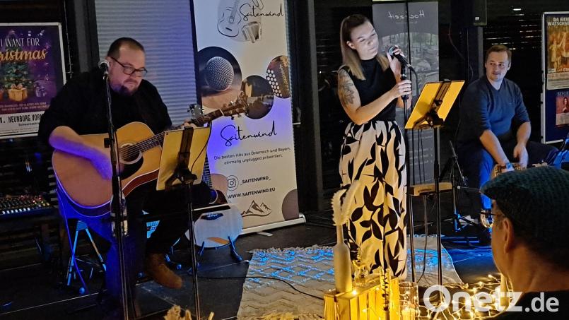 Thorsten Horn, Monika Weißmeyer und Florian Schönberger (von links) begeistern als Band "Saitenwind" die Gäste in Neunburg mit ihren Austropop-Balladen. Bild: wel