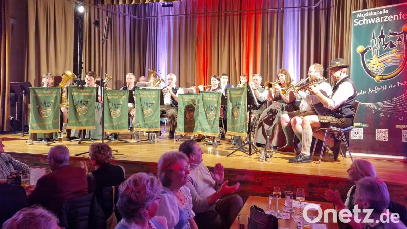 Als musikalischer Gastgeber zeigte sich die Musikkapelle Schwarzenfeld von der besten Seite. Bild: mab