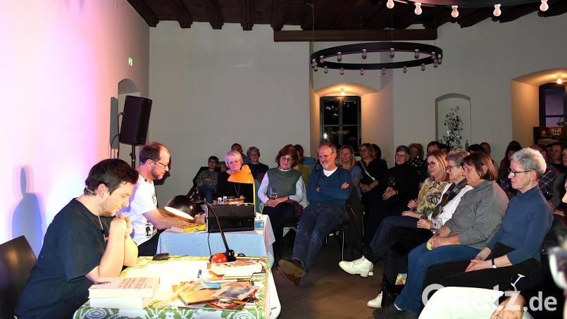 Florian Wein und Markus Pleyer (von links) unterhielten das Publikum mit humorvollen Texten. Thema des Abends war Musik. Bild: ubb
