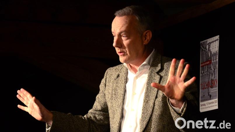 Johannes Kirchberg singt und rezitiert Texte von Kurt Tucholsky. Bild: Kunz