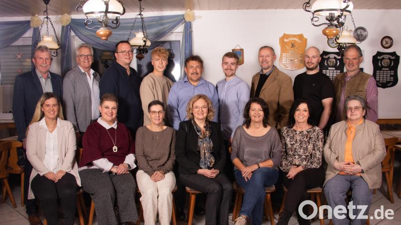 Mit dieser Mannschaft treten die Freien Wähler Mitterteich in der Kommunalwahl am 8. März 2026 an: (sitzend von links) Natalie Wölfl, Anja Dubrowski, Sonja Gleißner, Stefanie Schreiner, Nicole Schuller, Marion Papsch und Carmen Roose, sowie (stehend von links) Bernhard Thoma, Max Bleistein, Benjamin Rustler, Maximilian Hildebrand, Klaus Schuller, Mike Schuller, Thomas Dubrowski, Thomas Gleissner und Thomas Beer. Es fehlen Harry Kutzer, Harald Kilian, Julian Helgert und Jürgen Bauer. Bild: Nils Wittmann