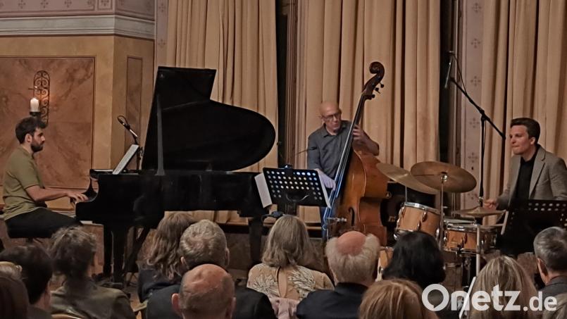 Jonas Sorgenfrei (Schlagzeug, von rechts), Rudi Engel (Bass) und Luca Zambito (Piano) präsentieren im Schlosssaal ein Jazzkonzert der Extraklasse Bild: wel