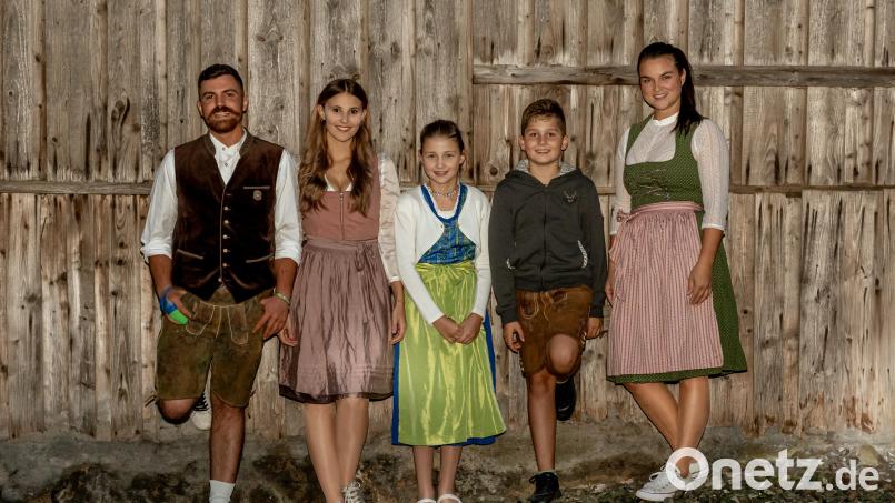 Sie regieren in der fünften Jahreszeit in Botzersreuth: Prinz Andreas IV., Prinzessin Veronika I., Kinderprinzessin Marlene I. und Kinderprinz Franz II. (von links). Mit im Bild FSB-Präsidentin Eva Frischholz (rechts). Bild: Katharina Luber