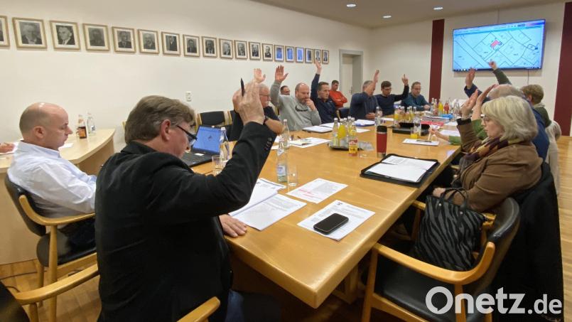 Abstimmung: Die Mehrheit des Schmidgadener Gemeinderats spricht sich für einen hauptamtlichen Bürgermeister aus. Florian Burths Antrag, zur Ehrenamtlichkeit zurückzukehren, scheitert mit 3:10 Stimmen. Bild: Völkl