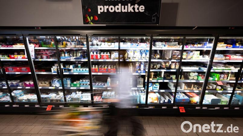 Im Geldbeutel bleibet mehr drin: Butter und Milch sind günstiger zu haben. (Archivbild) Bild: Philip Dulian/dpa