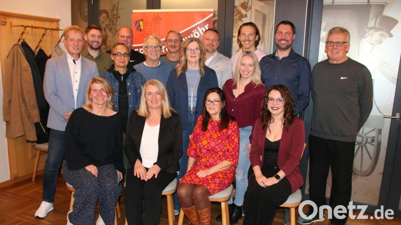 Dritter Bürgermeister Thomas Weiß (links) und Ortsvorsitzende Claudia Wolf (vorne, Zweite von links) wollen mit den SPD-Kandidaten wieder ein Gleichgewicht im Stadtrat herstellen. Bild: sne