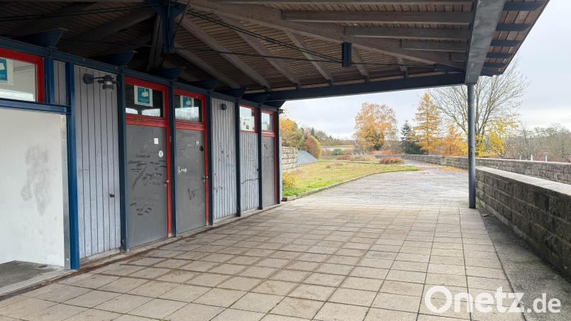 Jahrelang wurden die Wege über dem Parkdeck Am Hofgarten in Neustadt/WN mit Salz von Schnee und Eis befreit. Das sickerte ins Bauwerk und die Deckenabdichtung. Eine Sanierung wird voraussichtlich teuer. Bild: Gabi Schönberger