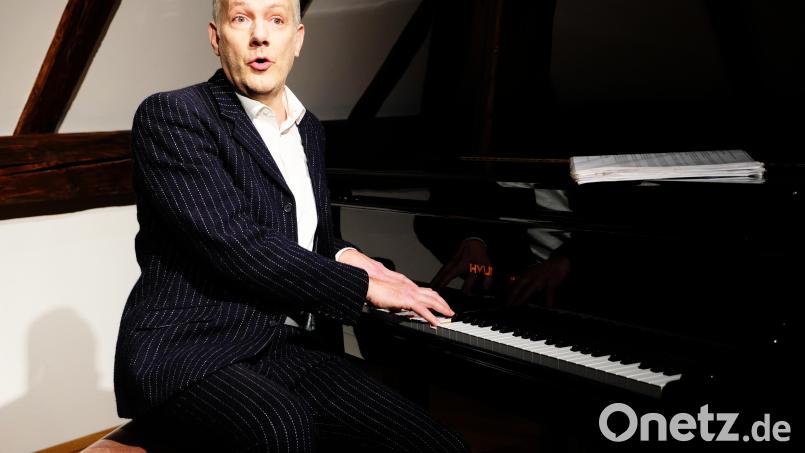 Mit großer schauspielerischer Überzeugungskraft und Musikalität interpretierte Johannes Kirchberg im Versammlungsraum des Eschenbacher Kulturtempels Werke von Erich Kästner. Bild: do