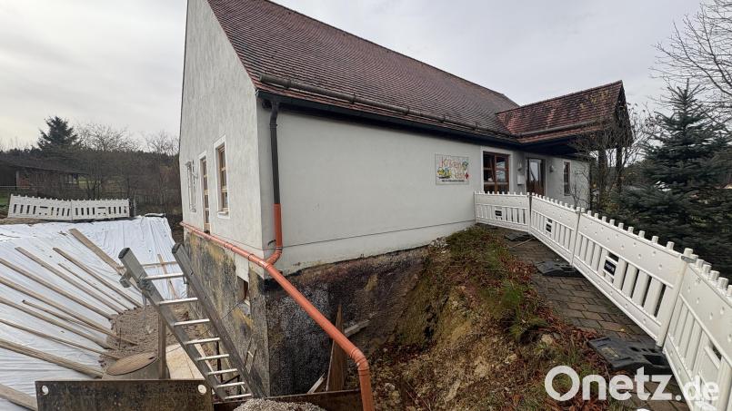 Bei den Sanierungsarbeiten im Keller ist nun ein weiterer Schaden am Kindergarten-Gebäude in Fürnried entdeckt worden. Die Wand am Eingangsbereich hat auch um zwei Zentimeter geschoben. Bild: ge