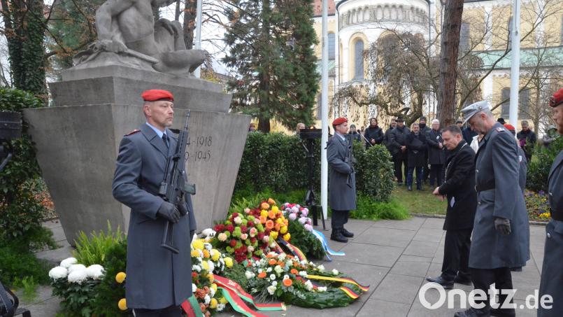 Oberbürgermeister Jens Meyer und Oberstleutnant Wolfgang Bauerschmidt bei der Kranzniederlegung. Bild: Kunz