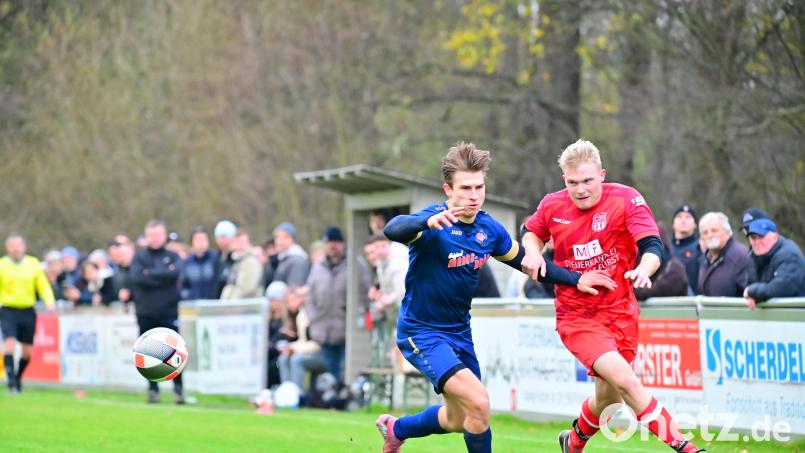 Der TSV Waldershof um Lukas Fürst (rechts) musste in der Schlussphase gegen den Sportring aus Bayreuth um Michael Hahn (links) noch den Ausgleichstreffer hinnehmen. Bild: Schrems, Thomas