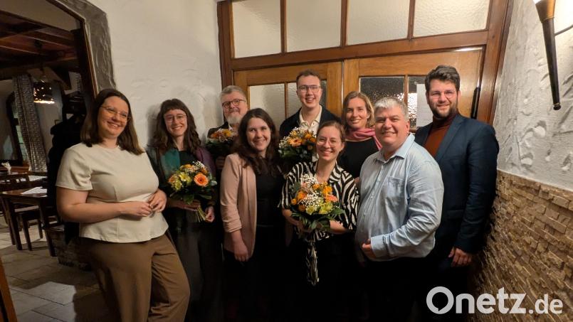 Madeleine Schneider (links) wurde als Sprecherin der Grünen in der Oberpfalz bestätigt. Neuer Sprecher ist Lucas Pöllinger (Fünfter von links). Mit im Bild (von links) vielfaltspolitische Sprecherin Marie Scholz, Schriftführer Rainer Heribert Lacler, Schatzmeisterin Nicole Brock, Beisitzerin Social Media und Mitglied im Landesausschuss Hannah Quaas, Landtagsabgeordnete Laura Weber, Bundestagsabgeordneter Stefan Schmidt, Landtagsabgeordneter Johannes Becher. Bild: Antonia Lauß