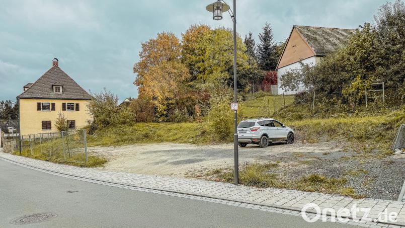 Auf dieser Fläche an der Philipp-Mühlmayer-Straße in Bärnau soll ein moderner Parkplatz entstehen. Bild: Susanne Forster