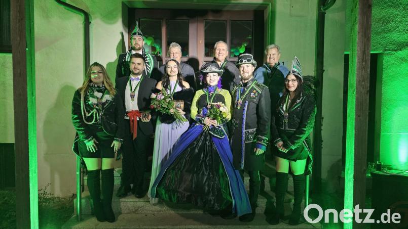 Das neue Prinzenpaar Isabella I. und Sebastian II. hat in Reuth nun offiziell das Zepter in der Hand. Das Bild zeigt vor dem Rathaus (hinten von links) Präsident David, Stellvertretenden TSV-Vorsitzenden Helmut-Stefan Neugirg, Bürgermeister Werner Prucker, Vorsitzenden Peter Schieder, (vorne von links) Hofmarschallin Jana, Sebastian II., Isabella I., Dagmar I., Matthias I. und Vizepräsidentin Natalie. Bild: vsr