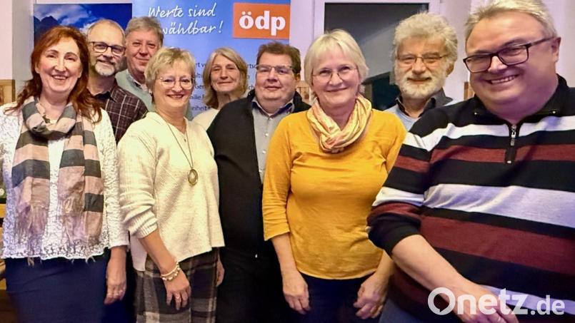 Nicht alle Kandidatinnen und Kandidaten waren bei der Nominierung anwesend. Das Bild zeigt (von links) Angela Mayer, Karlheinz Binner, Bernhard Schöttler, Barbara Kindl, Anna Wildbrett, Christian Wallmeyer, Rita Wiesend, Hans Köferl und Andreas Hartung. Bild: Günther Sparrer