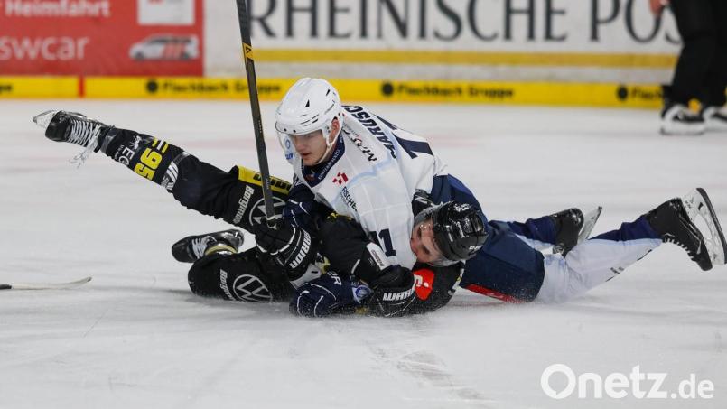 Luis Marusch (oben) von den Blue Devils Weiden und der Krefelder Mathew Santos gerieten am Freitagabend mehrmals aneinander. Bild: Yvonne Brands