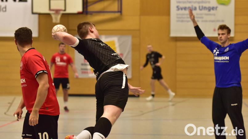 Szenen aus dem Handball-Derby HSG Nabburg/Schwarzenfeld (schwarze Trikots) gegen den HV Oberviechtach. Bild: Hans Mark