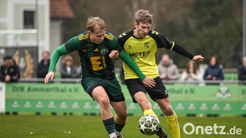 Michael Janner (links) und seine Teamkollegen von der DJK Ammerthal feierten einen klaren 3:0-Sieg gegen Lauterhofen. Janner sah später &quot;Rot&quot;. Bild: Loeffler, Jonas