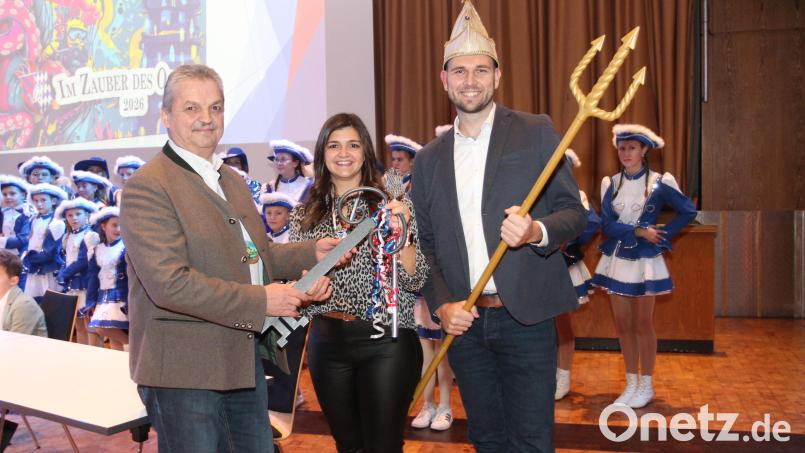 Bürgermeister Andreas Wutzlhofer (links) übergibt mit dem Rathaus-Schlüssel und dem Dreizack des römisches Gottes Neptun die Macht. Bild: pi