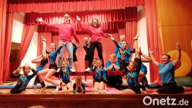 Die Turnabteilung des TV Amberg 1861 bietet bei der Übergabe von Preisen zum 200-jährigen Bestehen der Sparkasse Bewundernswertes auf wenigen Metern Bühnenfläche. Rechts im Bild Trainerin Tina Nentwig. Auf dem Schwebebalken Thomas Pickel und Sonja Kalb von der Sparkasse Bild: Joachim Ziegeler