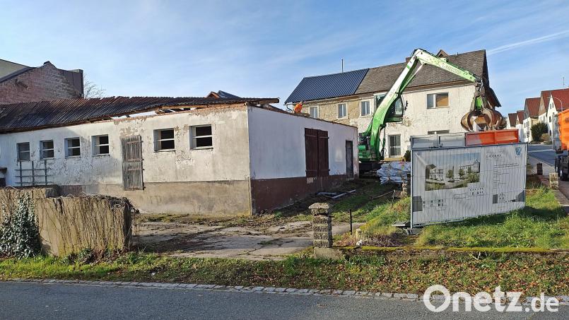 Das Dach ist bereits entfernt und in einem großen Container verschwunden. Dann ist das Mauerwerk dran. Bild: ld