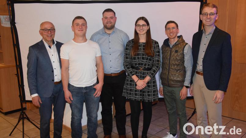 Tom Zilbauer, Michael Schiller, Laura Zilbauer, Franz-Josef Völkl und Nikolei Rupprecht (von rechts) wurden in der von stellvertretendem Landrat Albert Nickl (links) geleiteten Aufstellungsversammlung einstimmig für die JU-Liste 2026 nominiert. Bild: fz