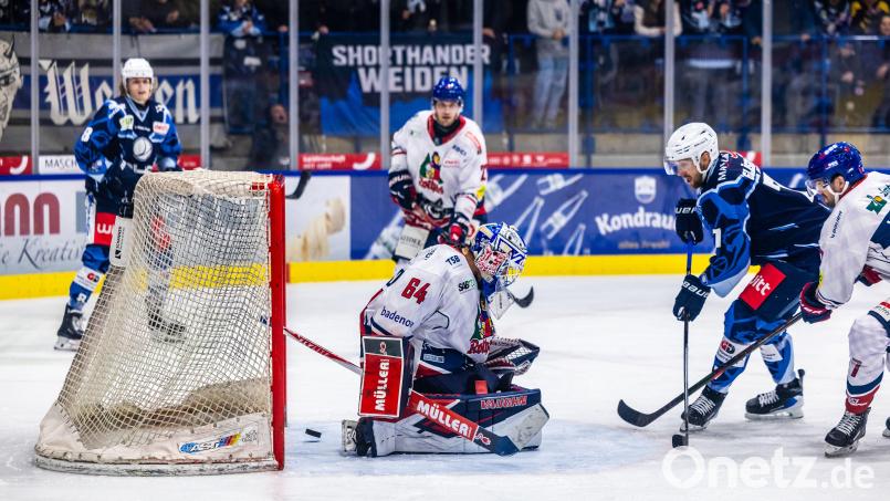 Luca Gläser brachte die Blue Devils Weiden mit seinem Tor in Überzahl im ersten Drittel in Führung. Am Ende gewannen die Weidener die Partie mit 3:2 und machten das 6-Punkte-Wochenende perfekt. Bild: Tobias Neubert