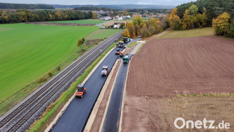 Kreisstraße und begleitender Weg entstanden zur gleichen Zeit, als die Asphaltkolonne anrückte. Bild: Jonas Kolb