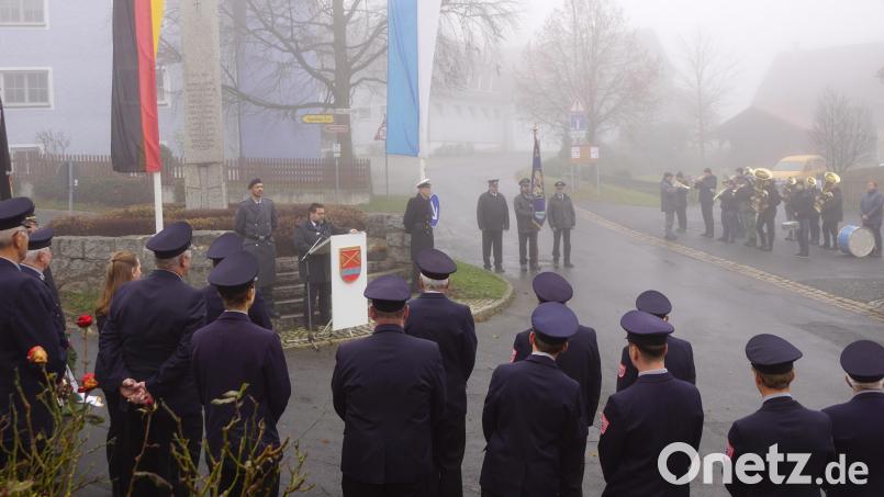 Beim Volkstrauertag in Immenreuth spricht Bürgermeister Thomas Kaufmann auch darüber, dass Frieden aktiv gesichert werden muss. Bild: bkr
