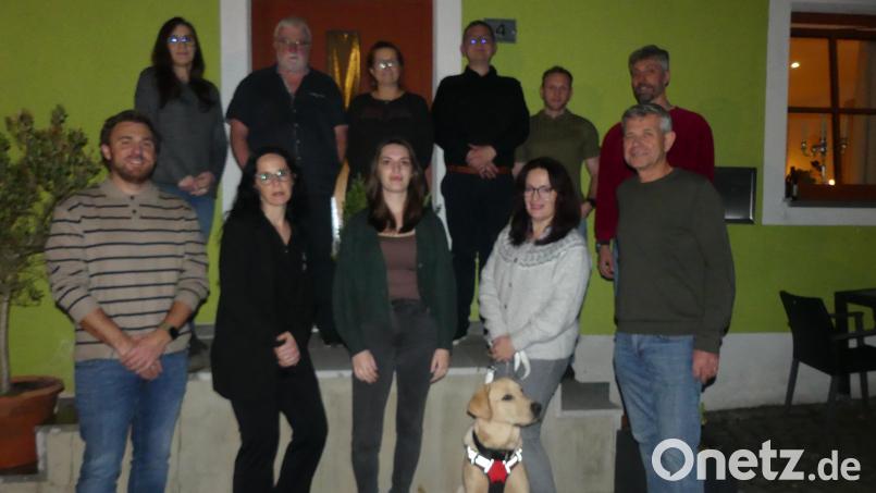 Die Kandidaten der SPD-Liste wollen nach eigener Aussage frischen Wind in den Eschenbacher Stadtrat bringen. Karolina Forster (vorne, Zweite von links) steht an der Spitze. Auf dem Bild fehlen einige der Nominierten. Bild: rn