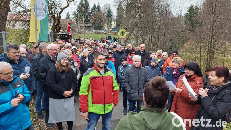 Birgit Höcherl und Mirka Sebestova (rechts) moderierten die Begegnungsdialoge an der Grenzbrücke. Unter den zahlreichen Zuhörern waren auch die Landtagsabgeordneten Martin Scharf und Jürgen Mistol sowie Bezirkstagspräsident Franz Löffler. Bild: lg