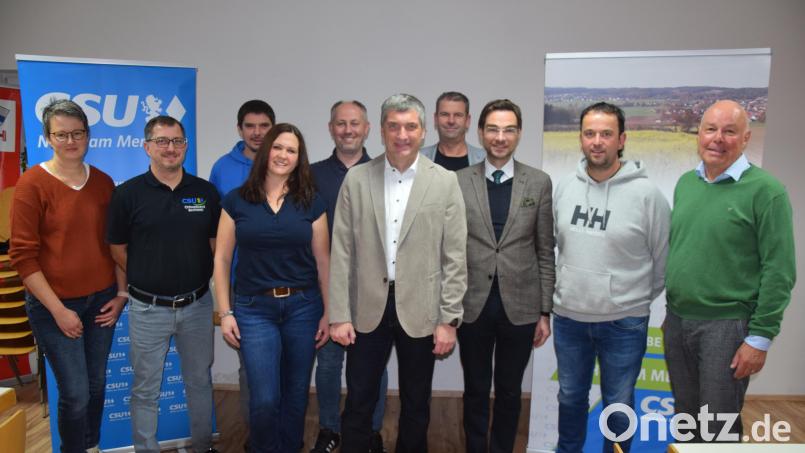 Markus Ziegler (fünfter von rechts) ist Bürgermeisterkandidat der CSU Bechtsrieth. Mit im Bild die Kandidaten für die Gemeinderatswahl. Bild: fz