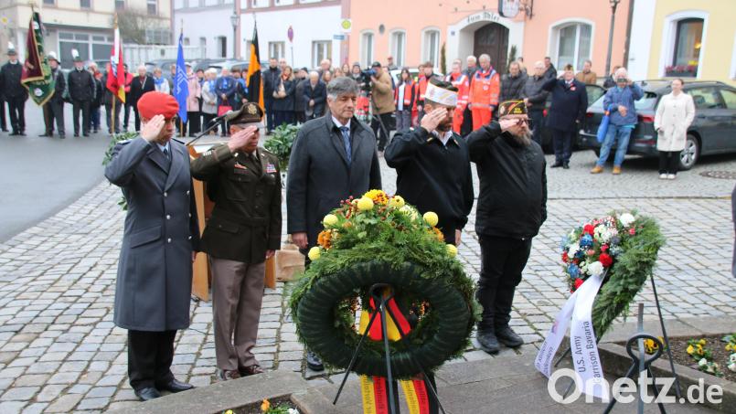 Oberstleutnant Florian Rommel, US-Brigadegeneral Terry Tillis, Bürgermeister Edgar Knobloch (von links) sowie Vertreter der Veteranen der US-Armee gedachten bei der Kranzniederlegungen den Gefallenen der Weltkriege. Bild: sne