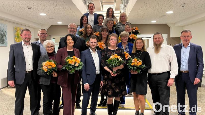 Die Raiffeisenbank Oberpfalz Nord-West hat treue Mitarbeiter geehrt. Bild: Gabriele Farnbauer