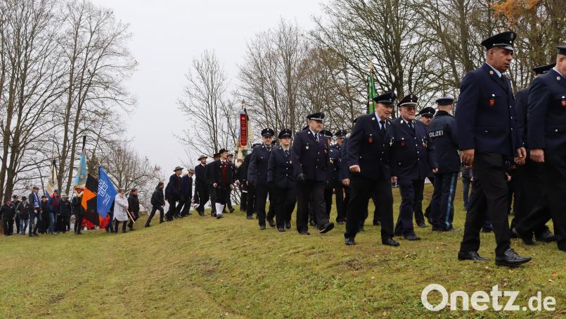 Schweigend marschierten die Abordnung des Stadtrats, Vertreter zahlreicher Vereine und Gruppen mit ihren Fahnenträgern sowie interessierten Bürgern anlässlich des Volkstrauertages zum Ehrenmal auf dem Schlossberg. Bild: mfh