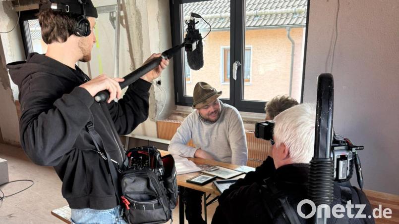 Der Waldthurner Jonas Kraus (Mitte) bei den Filmaufnahmen in seiner "Hittn in da Mittn" in Waldthurn. Bild: Franz Völkl