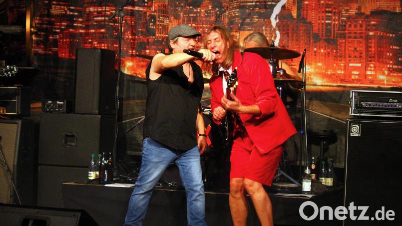 Für ein musikalisches Feuerwerk sorgt am Samstagabend die Coverband "AC/DX" im Kemnather Foyer. Bild: stg