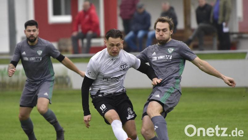 Nabburgs Nico Sporer (Mitte) gegen Fabian Frank (rechts) vom FC OVI/Teunz. Der TV Nabburg siegte knapp mit 3:2. Bild: Hans Mark