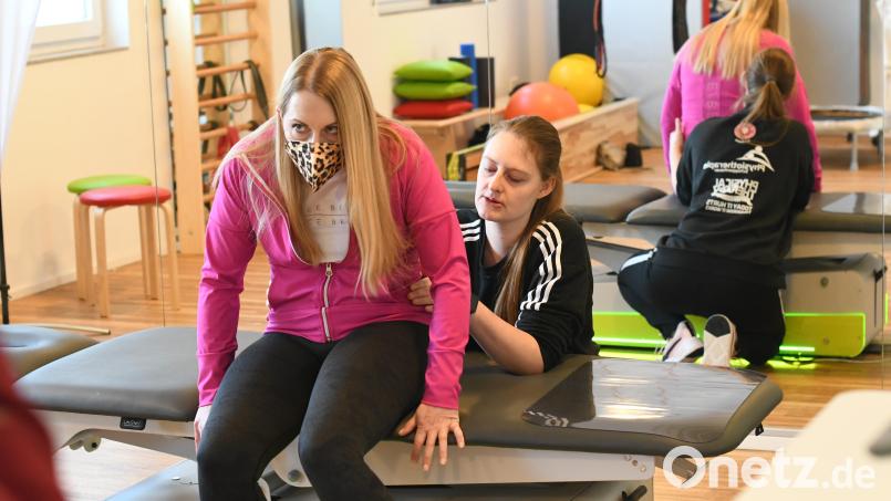 Carola Potrz bei der Physiotherapie. Ein Schluck vergifteter Champagner vor einem Jahr setzt ihrem Körper heute noch zu. Bild: Gabi Schönberger