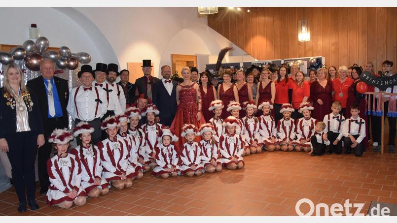 Im elften Jahr ihres Bestehens sind die Hohenburger Faschingsfreunde sehr gut aufgestellt. Bei ihrem Besuch bedankt sich auch die niederbayerische Regionalpräsidentin Franziska Maier, ihres Zeichens Präsidiumsmitglied der Vereinigung Ostbayerischer Faschingsgesellschaften bei Hofnarr Johann Wolfsteiner für sein Bemühen zur Revitalisierung des Hohenburger Faschings. Bild: bö