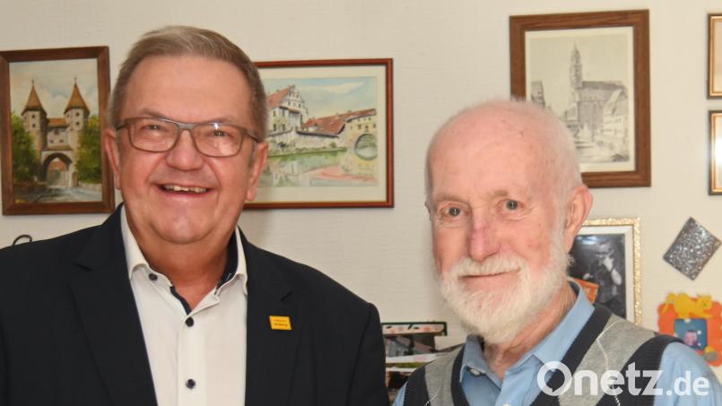 Martin Gäckle (rechts) feierte 90. Geburtstag. Bürgermeister Martin Preuß überbrachte ein Präsent der Stadt Amberg. Bild: gf