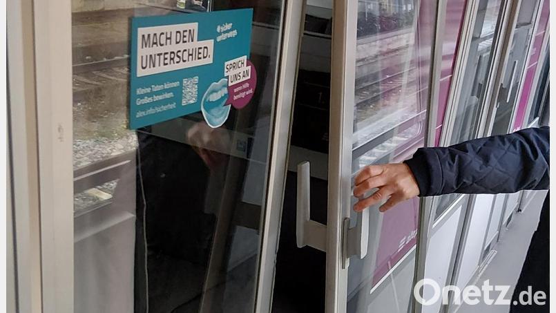 Ein 53-Jähriger hat am Samstag im Zug von München nach Regensburg eine Tür beschädigt. Bild: Bundespolizei