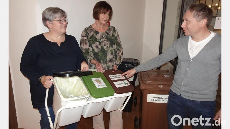 Christina Hösl (Von links), Ina Weig und Tobias Mandry sind seit kurzem als Abfallberater im Landratsamt Neustadt/WN Ansprechpartner für alle Bürger mit Fragen zum Müll. Bild: ui