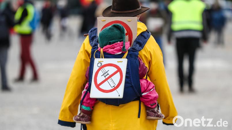 Mit dem Widerstand gegen die Corona-Impfung hat auch der Aufstieg von Elias Leppe begonnen. Nun war die rechts-esoterische Szenegröße im Landkreis Schwandorf aktiv. Symbolbild: Christoph Schmidt