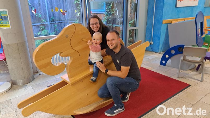 Barbara und Fabian Schreffl sind froh, dass ihr Töchterchen Anni (1) gesund und munter ist. Das Mädchen kam neun Wochen zu früh im Klinikum Weiden zur Welt. Bild: Jessica Fechner