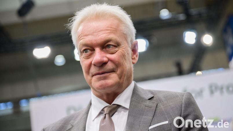 Wegen eines technischen Defektes am Flugzeug musste Bundesagrarminister Alois Rainer einen Flug in die USA umplanen. Bild: Julian Stratenschulte/dpa