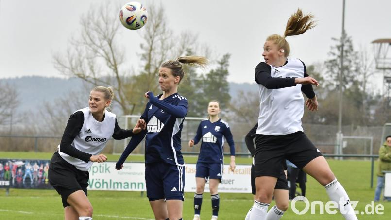 Zum Abschied ein Geschenk: Anne Wagner (rechts) erzielte im letzten Spiel für den TSV Theuern den 1:1-Endstand. Die Mittelfeldspielerin zieht es im Winter zum Regionalligisten SV Weinberg. Archivbild: Hubert Ziegler