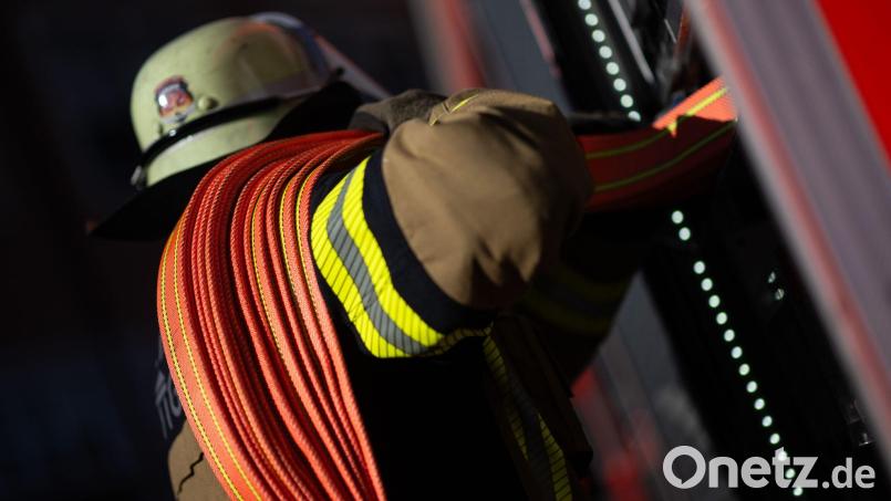 Feuerwehrleute löschen das brennende Fahrzeug auf der B10. (Symbolbild) Bild: Marijan Murat/dpa