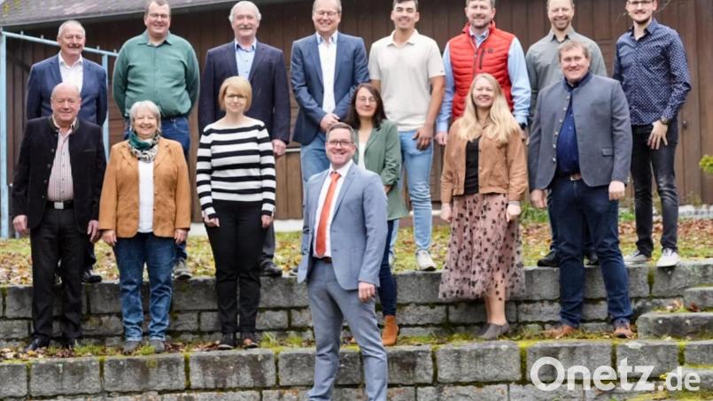 Die Kandidaten der Freien Wählergemeinschaft Eslarn, hintere Reihe von links: Josef Frischmann, Markus Kleber, Albert Gollwitzer, Markus Lindner, Florian Wazl, Jürgen Bösl, Michael Forster, Christoph Demleitner.
Vordere Reihe von links: Albert Grießl, Karin Stahl, Kornelia Stahl, Manuela Bösl, Melanie Frank, Martin Wild.
Bernd Reil (vorne) geht als Bürgermeisterkandidat in die Kommunalwahl 2026. Bild: Eva Kleber